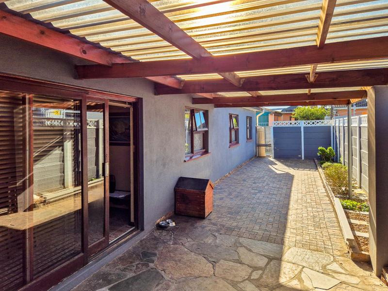 6 Bedroom Property for Sale in Glenhaven Western Cape